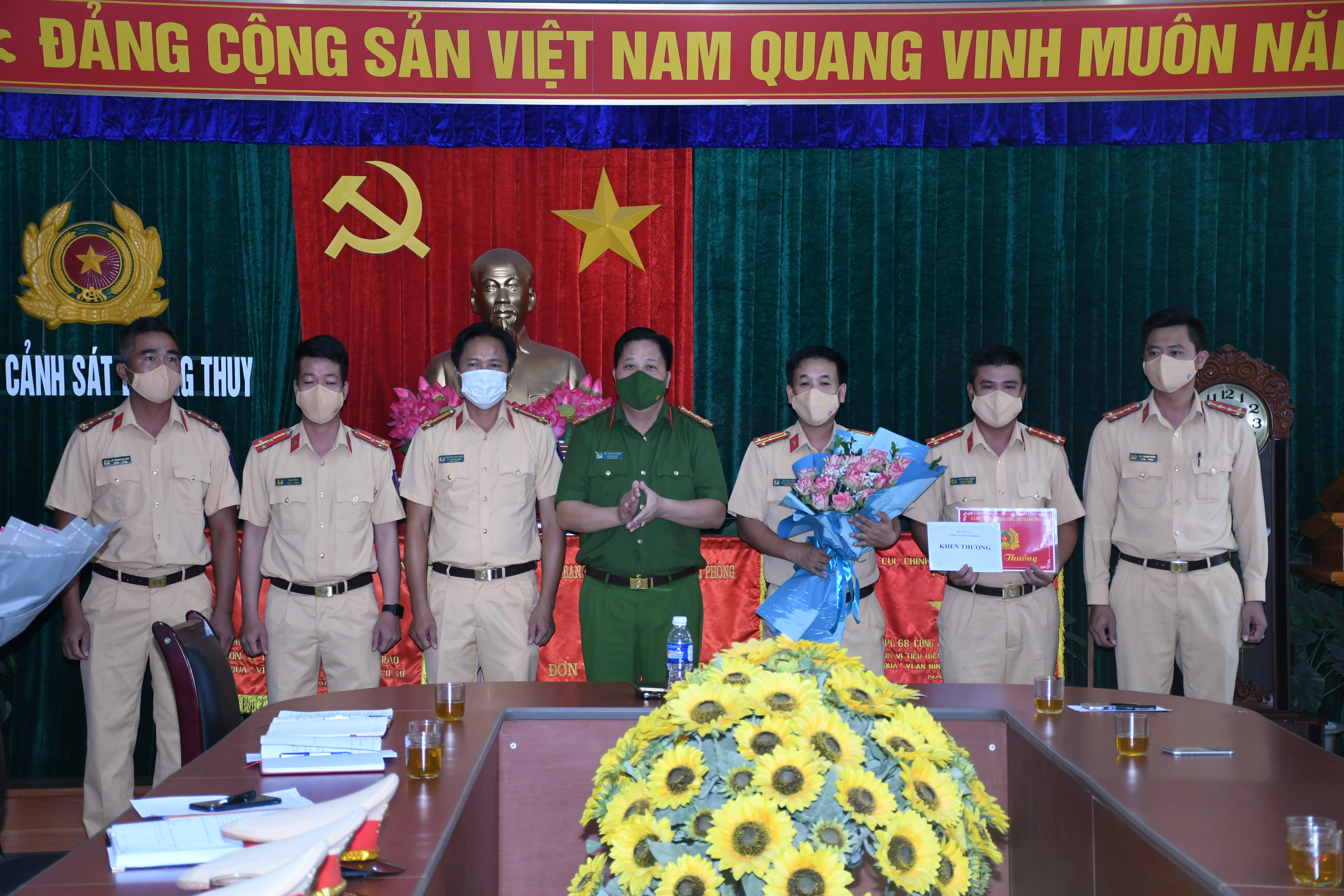 Khen thưởng Phòng Cảnh sát đường thủy kịp thời cứu 02 thuyền viên